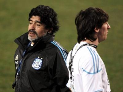 Imagen de Diego Armando Maradona (i) y Lionel Messi, (d) durante un entrenamiento el pasado 2010. EFE/Archivo