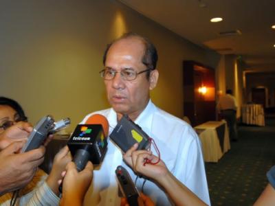 El titular del Ministerio Agropecuario y Forestal, Ariel Bucardo, dijo que el representante de la OIE para Centroamérica y el Caribe, Filiberto Frago, visitó esta semana Nicaragua y notificó al Ejecutivo que esta nación "está con riesgo controlado" del mal de las "vacas locas". EFE/Archivo