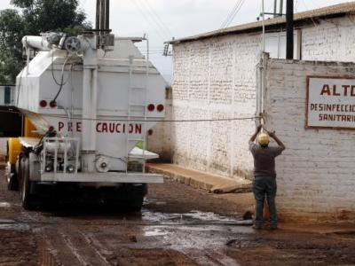 Un empleado de una granja avícola se dispone a fumigar con un vehículo el área de una granja avícola en el municipio de Tepatitlan, en el estado mexicano de Jalisco. EFE/Archivo