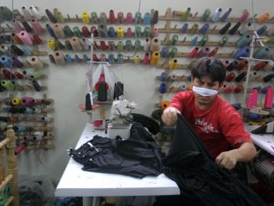 Un trabajador en una fábrica de confecciones textiles en "Gamarra", el emporio comercial textil mas importante de Lima, Perú. EFE/archivo