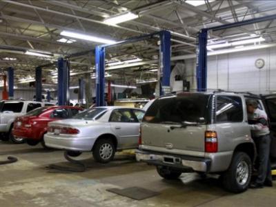 Un trabajador en una ensambladora Chevrolet perteneciente Genreal Motors. EFE/archivo