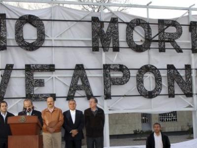 El presidente mexicano, Felipe Calderón (3i) habla el jueves 16 de febrero de 2012, durante una ceremonia en la que se destruyeron casi 7.000 armas decomisadas al crimen organizado en Ciudad Juarez, Chihuahua, estado fronterizo con los EE.UU. EFE/STR
