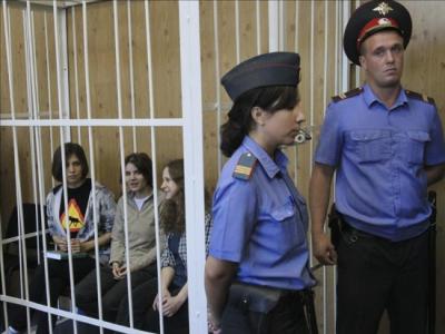 Nadezhda Tolokonnikova (i), Yekaterina Samutsevich (2i) y Maria Aliokhina (3i), del grupo de punk ruso "Pussy Riot", en el juzgado de Khamovnichesky antes de la sesión preliminar del juicio contra ellas por ofrecer recientemente una actuación antigubernamental en el altar de la Catedral de Cristo Salvador de Moscú (Rusia) EFE