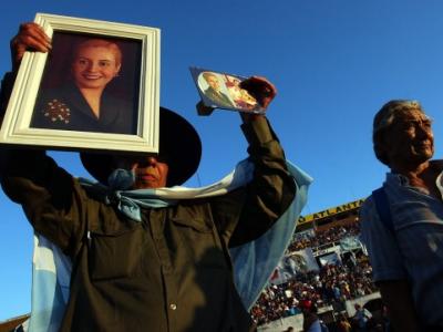 Imagen de archivo, disponible el pasado 22 de julio de 2012, que muestra a un militante peronista sosteniendo imgenes de la defensora de los desamparados de Argentina, Evita Pern y su marido el expresidente Juan Domingo Pern. EFE/Archivo