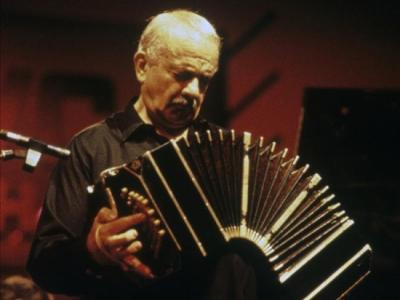 En la imagen, el compositor y bandeonista argentino, Astor Piazzolla. EFE/Archivo 