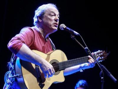 El cantante, compositor y guitarrista brasileño Antonio Bondeolli Pecci Filho, conocido como Toquinho, durante su actuación en los Veranos de la Villa. EFE