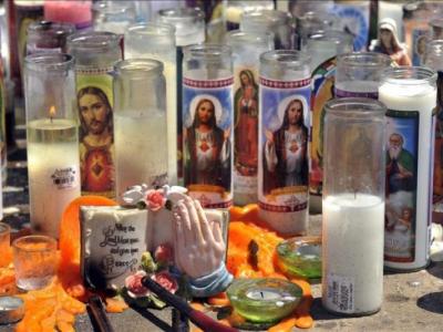 Vista de las velas y ofrendas en el altar y las cruces que representan a las 12 vctimas de la matanza en un cine de la ciudad de Aurora, Colorado (EEUU). EFE
