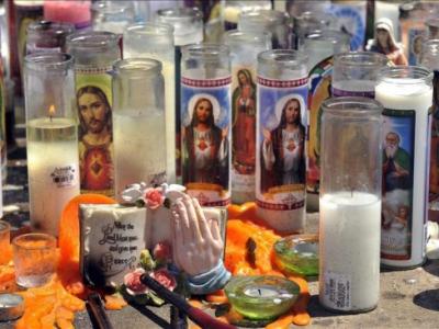 Vista de las velas y ofrendas en el altar y las cruces que representan a las 12 víctimas de la matanza en un cine de la ciudad de Aurora, Colorado (EEUU). EFE