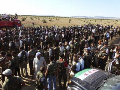 El Cairo, 24 jul (EFE).- Los rebeldes del Ejército Libre Sirio (ELS) acusaron hoy al régimen del presidente Bachar al Asad de trasladar las armas químicas en su poder a aeropuertos fronterizos.                    "Sabemos perfectamente los sitios y centros donde están las armas e instalaciones y revelamos que Al Asad ha desplazado una parte de estas armas y aparatos para mezclar sustancias químicas a algunos puertos fronterizos", se indica en un comunicado de la Comandancia Mixta del ELS dentro Siria.                    Según las informaciones de las que dispone el ELS, el régimen sirio ha empezado desde hace meses a transferir los almacenes de armas de destrucción masiva, "en el marco de su doble táctica de crear una crisis regional y diseñar una defensa estratégica atemorizando a los países de alrededor".                    En la nota se destaca que el ELS está estudiando la forma de poner ese armamento "en una situación adecuada con la ley y las normas internacionales".                    Se subraya que los rebeldes no sólo se conforman con el derrocamiento de Al Asad, sino con la caída de todos sus símbolos y pilares "porque el problema principal es la estructura del régimen sirio, que es inamovible".                    Ayer, el portavoz sirio de Asuntos Exteriores, Yihad Maqdisi, negó que el régimen tenga intención de emplear armas químicas en el interior del país, aunque condicionó su uso a una eventual agresión de fuerzas extranjeras.                    "Ningún arma química será utilizada en Siria, con independencia del desarrollo de los acontecimientos", apuntó Maqdisi, quien descartó el uso de este tipo de armamento contra los grupos opositores armados en el país.                    "Esas armas están vigiladas y almacenadas, y no serán empleadas a menos de que Siria se exponga a una agresión externa", agregó el portavoz. 