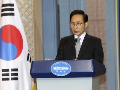 El presidente surcoreano, Lee Myung-bak, en la rueda de prensa en la que ha pedido disculpas por una serie de escándalos de corrupción en los que estaban involucrados su hermano mayor y sus ex consejeros. EFE
