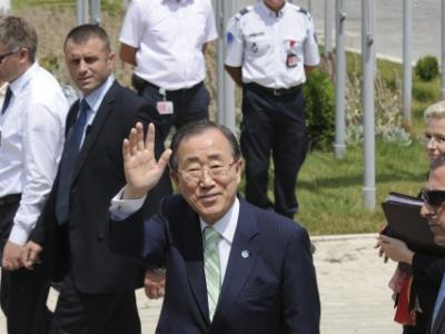 El secretario general de Naciones Unidas, Ban Ki-Moon (c), saluda a su llegada al aeropuerto de Pristina, Kosovo, hoy, martes 24 de julio. EFE