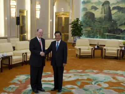 El Consejero Nacional de Seguridad estadounidense, Tom Donilon (i), y el presidente chino, Hu Jintao, posan para los fotógrafos durante su reunión en el Gran Salón del Pueblo en Beijing, China, hoy 24 de julio. EFE